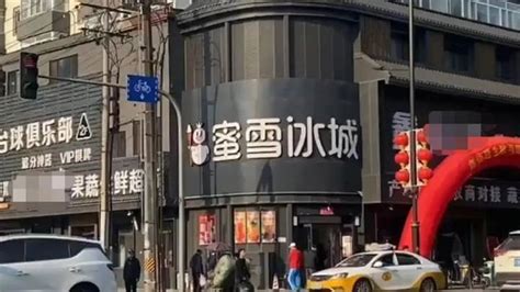 黑底招牌|街道招牌被统一成“黑底白字”，网友：有点膈应